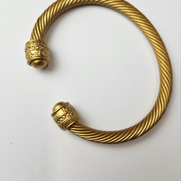 Elegant Gold-Toned Women's Bracelet - Picture 8 of 9
